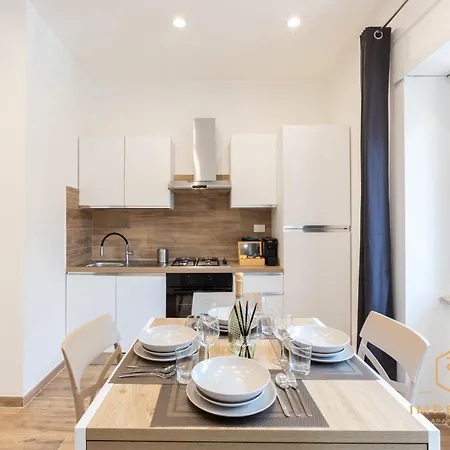 Imperium Consolae - 3 Bdrm, 200mt To Metro, Terrace, A-c Apartment Rom